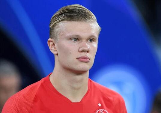 记者：申花队昨天傍晚抵达天津，出征的队伍中没有门将薛庆浩