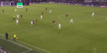 美术课上学生用课本表演变脸，轻松拿捏住精髓， 网友：“教科书式”变脸！