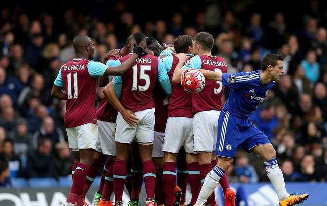 山东男篮激烈对决青岛男篮，裁判控场不足引发热议，球员受伤成焦点。