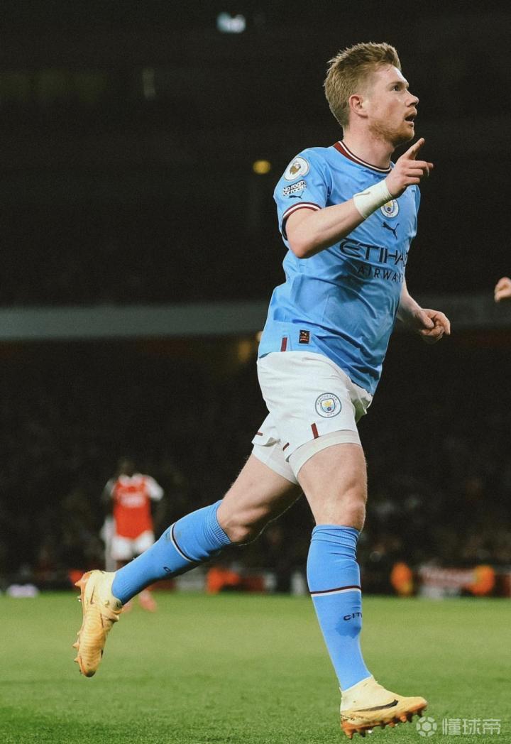 女生在校内打篮球技法惊人，男同学现场沸腾被实力圈粉