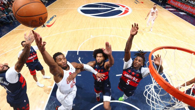 杜兰特：你永远都不知道阿门每晚会做些什么，因为他无所不能