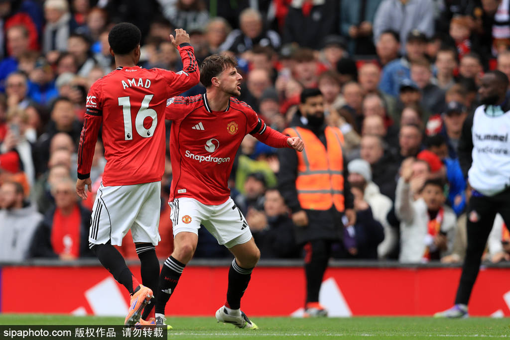 内马尔在桑托斯关键比赛中上演帽子戏法，助球队保级成功，展现坚韧与决心。